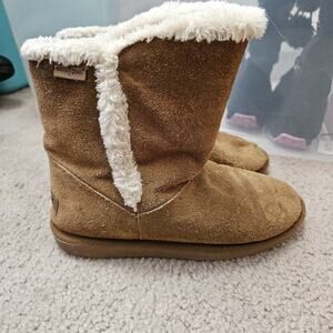 Giirls Minnetonka Brown Suede Boots Sherpa Lined Size 4 Good Used Condition